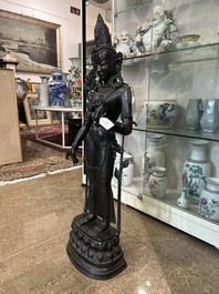 Grande figure de Tara debout sur un tr&ocirc;ne de lotus en bronze patin&eacute;, Nepal, 19&egrave;me/20&egrave;me si&egrave;cle