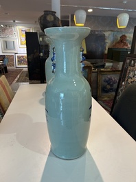 Paire de vases en porcelaine de Chine bleu et blanc sur fond c&eacute;ladon &agrave; d&eacute;cor d'antiquit&eacute;s, 19&egrave;me si&egrave;cle