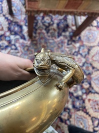 Br&ucirc;le-parfum en bronze &agrave; d&eacute;cor en relief, marque de Xuande, Chine, 19&egrave;me/20&egrave;me si&egrave;cle