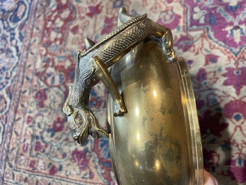 Br&ucirc;le-parfum en bronze &agrave; d&eacute;cor en relief, marque de Xuande, Chine, 19&egrave;me/20&egrave;me si&egrave;cle