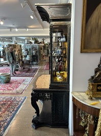 Vitrine en bois dur sculpt&eacute;, Chine ou Vietnam, 19&egrave;me si&egrave;cle