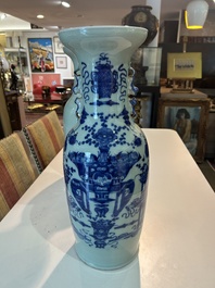 Paire de vases en porcelaine de Chine bleu et blanc sur fond c&eacute;ladon &agrave; d&eacute;cor d'antiquit&eacute;s, 19&egrave;me si&egrave;cle