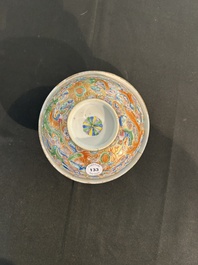 Paire de vols couverts en porcelaine de Chine famille rose de Canton &agrave; d&eacute;cor de dragons, 19&egrave;me si&egrave;cle