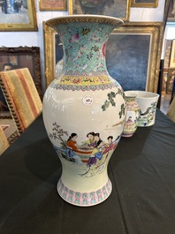Deux vases en porcelaine de Chine famille rose &agrave; d&eacute;cor de dames se relaxant dans un jardin de palais, marque de Qianlong, R&eacute;publique, 20&egrave;me si&egrave;cle