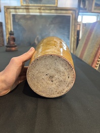 Vase de forme rouleau en porcelaine de Chine monochrome jaune &agrave; d&eacute;cor incis&eacute; de ph&eacute;nix, 19&egrave;me si&egrave;cle