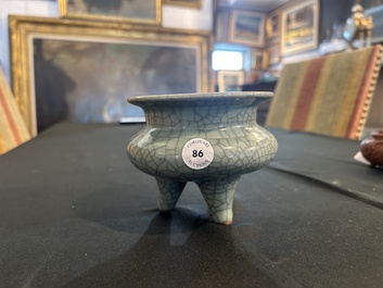 Een Chinese ge-type driepotige wierookbrander, 19de/20ste eeuw