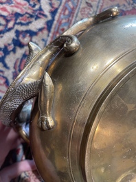 Br&ucirc;le-parfum en bronze &agrave; d&eacute;cor en relief, marque de Xuande, Chine, 19&egrave;me/20&egrave;me si&egrave;cle