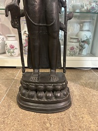 Grande figure de Tara debout sur un tr&ocirc;ne de lotus en bronze patin&eacute;, Nepal, 19&egrave;me/20&egrave;me si&egrave;cle