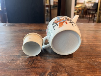 Deux th&eacute;i&egrave;res couvertes et un pot &agrave; pinceaux &agrave; d&eacute;cor figuratif en porcelaine de Chine famille rose et rouge de fer, 19&egrave;me/20&egrave;me si&egrave;cle