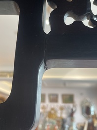 Socle de forme carr&eacute;e en bois sculpt&eacute;, Chine, 19&egrave;me si&egrave;cle