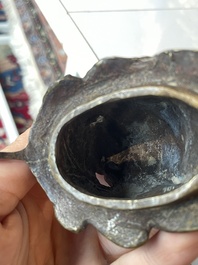 Paire de br&ucirc;le-parfums en bronze en forme de cr&eacute;ature mythique, Chine, 19&egrave;me/20&egrave;me si&egrave;cle
