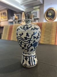 Vase de type meiping en porcelaine de Chine bleu et blanc &agrave; d&eacute;cor de ph&eacute;nix parmi des rinceaux de lotus, Ming