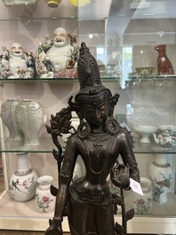 Grande figure de Tara debout sur un tr&ocirc;ne de lotus en bronze patin&eacute;, Nepal, 19&egrave;me/20&egrave;me si&egrave;cle