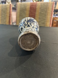 Vase de type meiping en porcelaine de Chine bleu et blanc &agrave; d&eacute;cor de ph&eacute;nix parmi des rinceaux de lotus, Ming