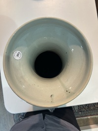 Paire de vases en porcelaine de Chine bleu et blanc sur fond c&eacute;ladon &agrave; d&eacute;cor d'antiquit&eacute;s, 19&egrave;me si&egrave;cle