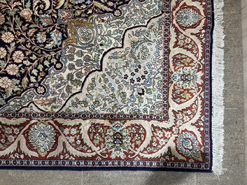 Een Perzisch Kashmir tapijt met floraal decor, zijde op katoen, 20ste eeuw