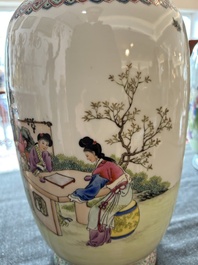 Paire de vases en porcelaine de Chine famille rose &agrave; d&eacute;cor de dames de la cour se relaxant dans un jardin palatial, marque Qianlong, R&eacute;publique, 20&egrave;me