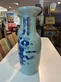 Paire de vases en porcelaine de Chine bleu et blanc sur fond c&eacute;ladon &agrave; d&eacute;cor d'antiquit&eacute;s, 19&egrave;me si&egrave;cle