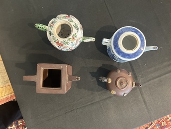 Sept th&eacute;i&egrave;res en porcelaine de Chine bleu, blanc, famille rose, verte et en gr&egrave;s de Yixing, Kangxi et post&eacute;rieur