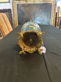 Vase en &eacute;maux cloisonn&eacute;s &agrave; d&eacute;cor de papillons parmi des fleurs sur socle en bronze dor&eacute;, Chine, 19&egrave;me si&egrave;cle