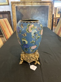 Vase en &eacute;maux cloisonn&eacute;s &agrave; d&eacute;cor de papillons parmi des fleurs sur socle en bronze dor&eacute;, Chine, 19&egrave;me si&egrave;cle