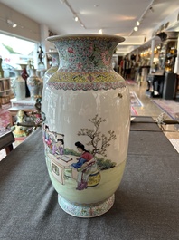 Paire de vases en porcelaine de Chine famille rose &agrave; d&eacute;cor de dames de la cour se relaxant dans un jardin palatial, marque Qianlong, R&eacute;publique, 20&egrave;me