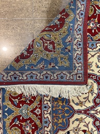 Een Perzisch Tehran tapijt met floraal decor, wol op katoen, 20ste eeuw