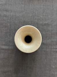 Vase de forme bouteille en porcelaine monochrome blanche &agrave; d&eacute;cor floral incis&eacute;, marqu&eacute;, Cor&eacute;e, 19&egrave;me20&egrave;me si&egrave;cle