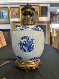 Vase en porcelaine de Chine bleu et blanc &agrave; d&eacute;cor floral mont&eacute; en lampe aux montures en bronze dor&eacute;, Kangxi