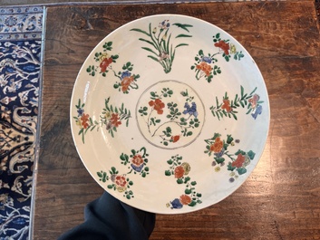 Deux plats en porcelaine de Chine famille verte &agrave; d&eacute;cor floral, Kangxi