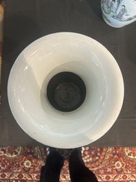 Cinq vases en porcelaine de Chine famille rose et qianjiang cai, 19&egrave;me/20&egrave;me si&egrave;cle