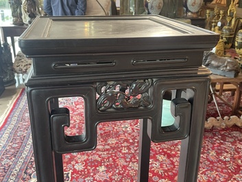 Socle de forme carr&eacute;e en bois sculpt&eacute;, Chine, 19&egrave;me si&egrave;cle