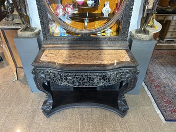 Vitrine en bois dur sculpt&eacute;, Chine ou Vietnam, 19&egrave;me si&egrave;cle