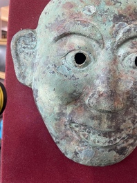 Masque fun&eacute;raire en bronze, Chine, probablement Liao