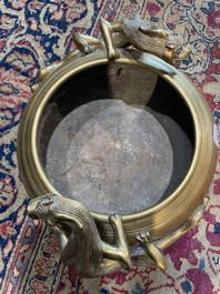 Br&ucirc;le-parfum en bronze &agrave; d&eacute;cor en relief, marque de Xuande, Chine, 19&egrave;me/20&egrave;me si&egrave;cle