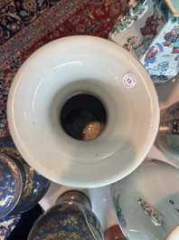 Vase en porcelaine de Chine famille rose &agrave; d&eacute;cor floral au dos et de lettr&eacute;s , 19&egrave;me/20&egrave;me si&egrave;cle