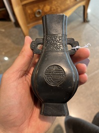 Vase en bronze &agrave; d&eacute;cor 'Shou', Chine, Qing