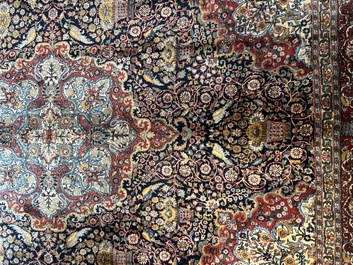 Een vermoedelijk Indisch Qom (Qum/Ghom) tapijt met floraal decor, wol op katoen, 20ste eeuw