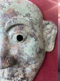 Masque fun&eacute;raire en bronze, Chine, probablement Liao