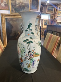 Trois vases en porcelaine de Chine famille rose &agrave; d&eacute;cor figuratif, 19&egrave;me/20&egrave;me si&egrave;cle
