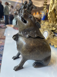 Paire de br&ucirc;le-parfums en bronze en forme de cr&eacute;ature mythique, Chine, 19&egrave;me/20&egrave;me si&egrave;cle