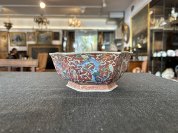 Bol de forme hexagonale en porcelaine de Chine famille rose &agrave; d&eacute;cor de dragons, marque et &eacute;poque de Tongzhi