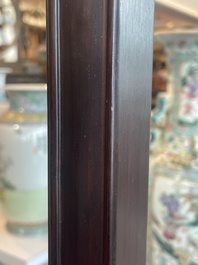 Socle de forme carr&eacute;e en bois sculpt&eacute;, Chine, 19&egrave;me si&egrave;cle