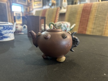 Sept th&eacute;i&egrave;res en porcelaine de Chine bleu, blanc, famille rose, verte et en gr&egrave;s de Yixing, Kangxi et post&eacute;rieur