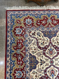 Een Perzisch Tehran tapijt met floraal decor, wol op katoen, 20ste eeuw