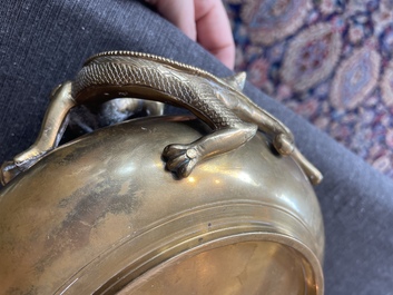 Br&ucirc;le-parfum en bronze &agrave; d&eacute;cor en relief, marque de Xuande, Chine, 19&egrave;me/20&egrave;me si&egrave;cle