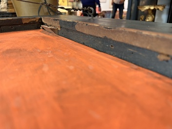 Een Vlaamse rechthoekige spiegel in schildpadfineer en ge&euml;boniseerd hout, 17de eeuw