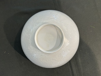Bol en porcelaine blanc de Chine coquille d'oeuf &agrave; d&eacute;cor incis&eacute; de dragons, marque &agrave; six caract&egrave;res, 20&egrave;me si&egrave;cle