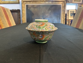 Paire de vols couverts en porcelaine de Chine famille rose de Canton &agrave; d&eacute;cor de dragons, 19&egrave;me si&egrave;cle