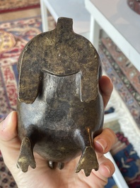 Paire de br&ucirc;le-parfums en bronze en forme de cr&eacute;ature mythique, Chine, 19&egrave;me/20&egrave;me si&egrave;cle